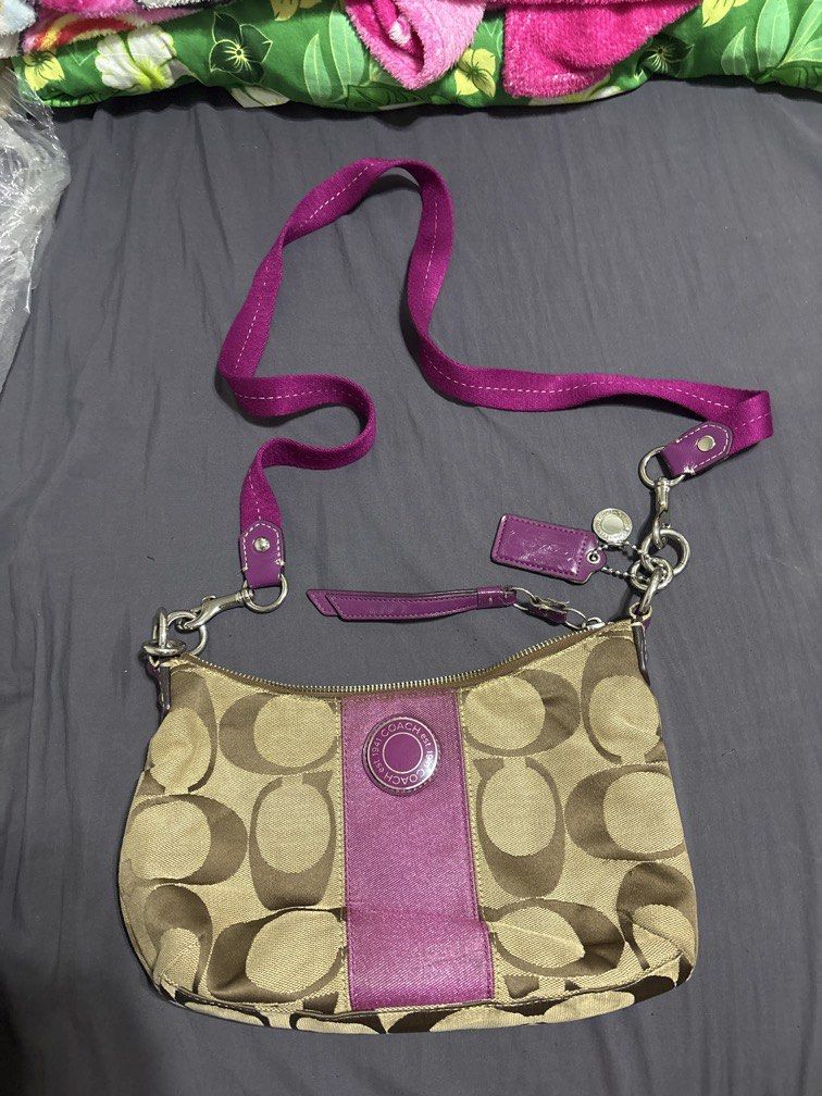 Coach Sling Bag (Category: Luxury Bags & Wallets) located in Cavite. Submitted by owsssss (Listing ID 1466473176, Image 1). Description: .