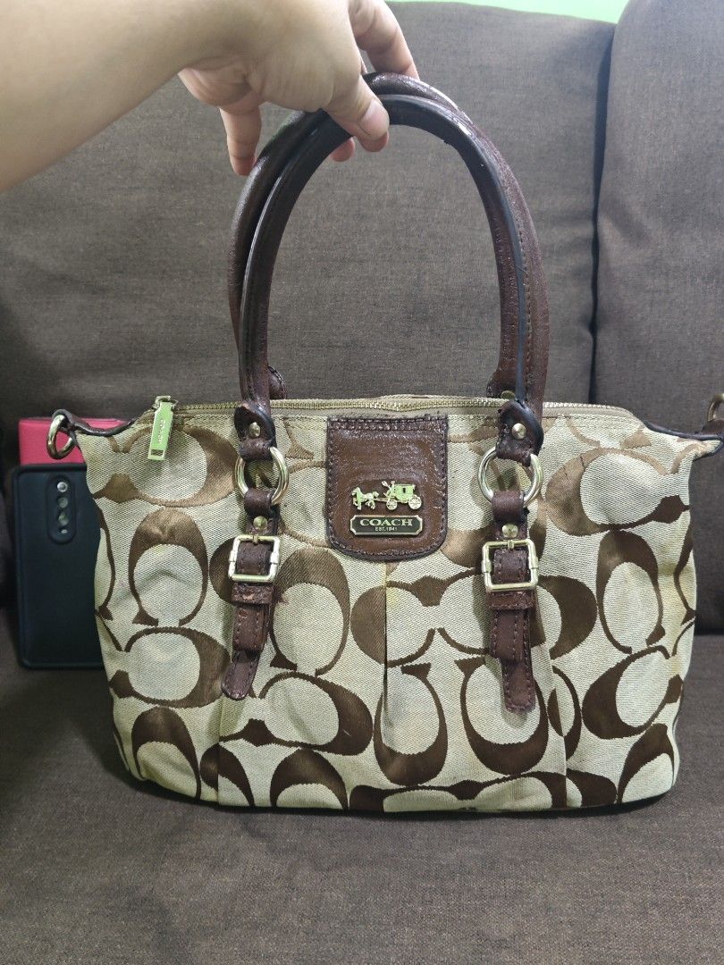 Coach small shoulder bag (Category: Shoulder Bags) located in Pili. Submitted by zaneombao03491 (Listing ID 1466384930, Image 1). Description: .