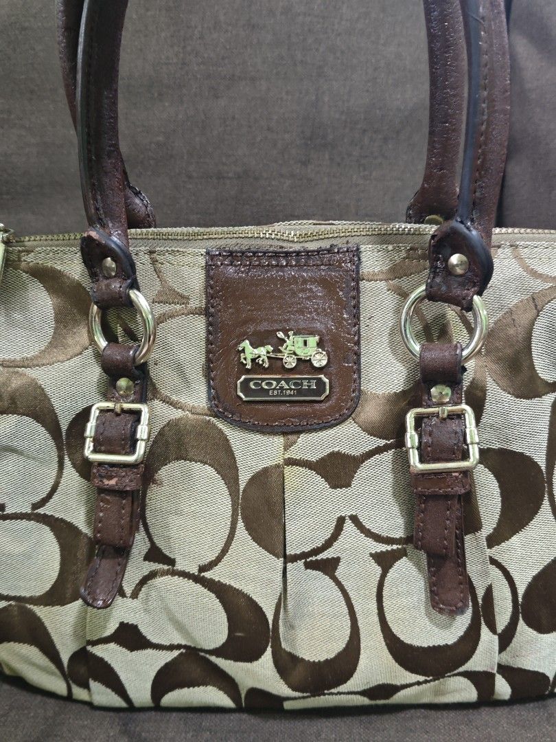 Coach small shoulder bag (Category: Shoulder Bags) located in Pili. Submitted by zaneombao03491 (Listing ID 1466384930, Image 2). Description: .