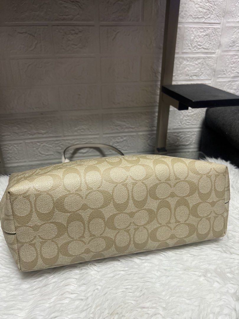 Coach Tote (Category: Shoulder Bags) located in General Trias. Submitted by mybag2025 (Listing ID 1466394782, Image 3). Description: Like new Guaranteed Orig.