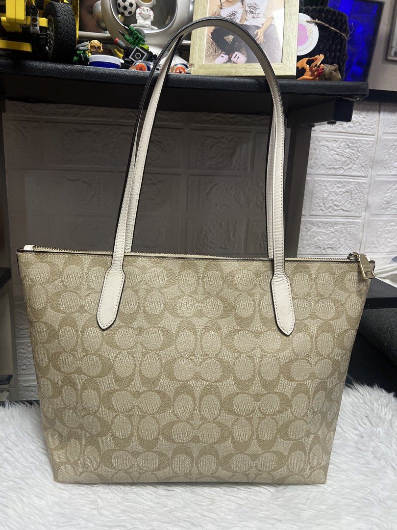 Coach Tote (Category: Shoulder Bags) located in General Trias. Submitted by mybag2025 (Listing ID 1466394782, Image 2). Description: Like new Guaranteed Orig.