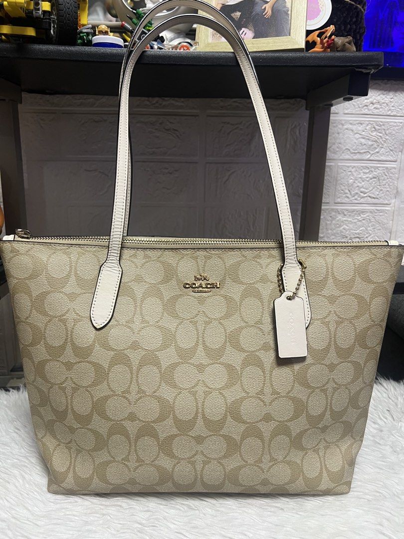 Coach Tote (Category: Shoulder Bags) located in General Trias. Submitted by mybag2025 (Listing ID 1466394782, Image 1). Description: Like new Guaranteed Orig.