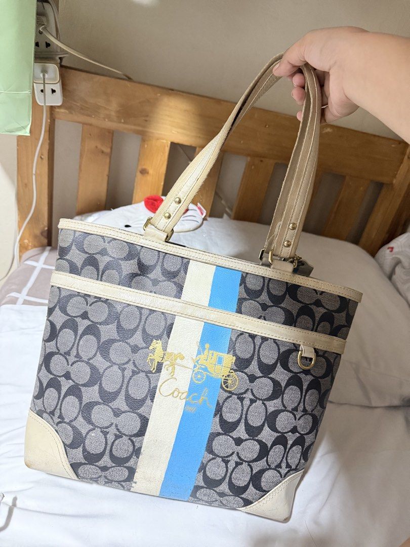 Coach tote bag! (Category: Tote Bags) located in Paranaque City. Submitted by calmpenguin_066c94 (Listing ID 1466487656, Image 1). Description: Needs cleaning Sign of use See picture for details.