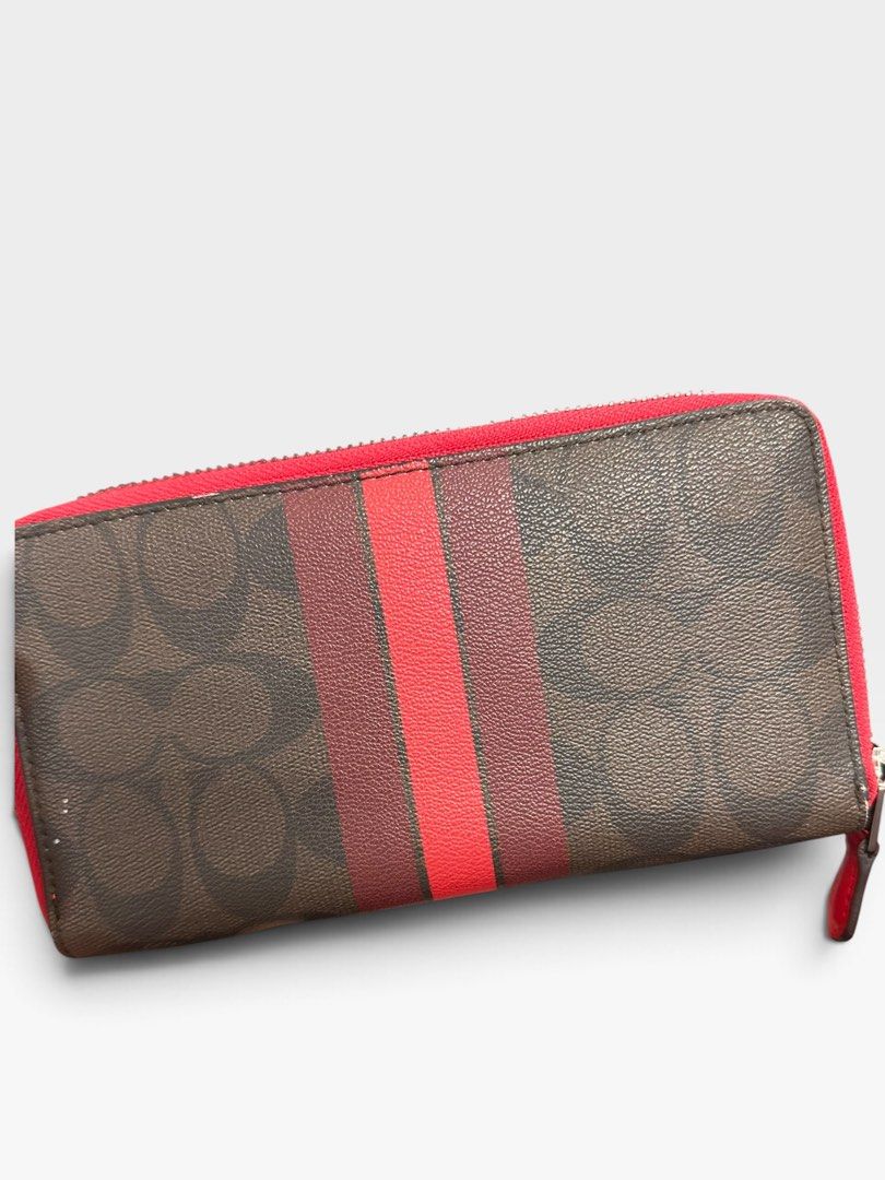 Coach Wallet (Category: Wallets & Card holders) located in Bulacan. Submitted by adoseofluxxee (Listing ID 1466390086, Image 2). Description: Coach wallet Honest issue - please see 3rd pic.