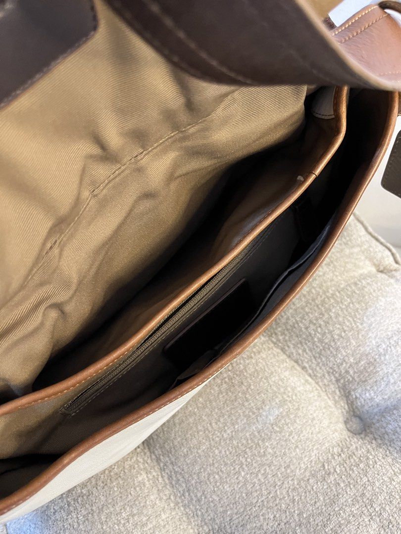 Coach white soho (Category: Luxury Bags & Wallets) located in Manila. Submitted by 4usis (Listing ID 1466454931, Image 2). Description: Details on ig @fooryousis.