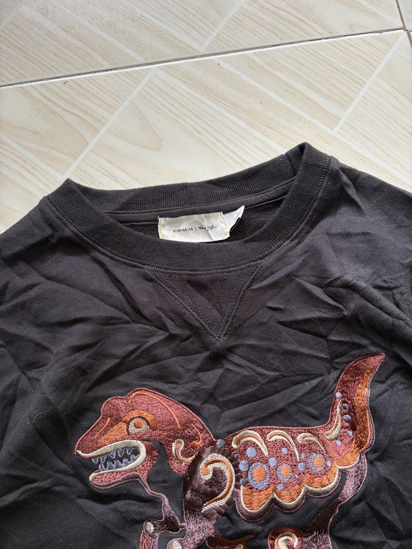 COACH x ZHU JINGYI DINOSAUR (Category: Coats, Jackets and Outerwear) located in Carmona. Submitted by arthrift.31 (Listing ID 1466459856, Image 2). Description: Width:20.5 Length:25 Condition:9.5/10 Colorrate:9.5/10 Issue:None.
