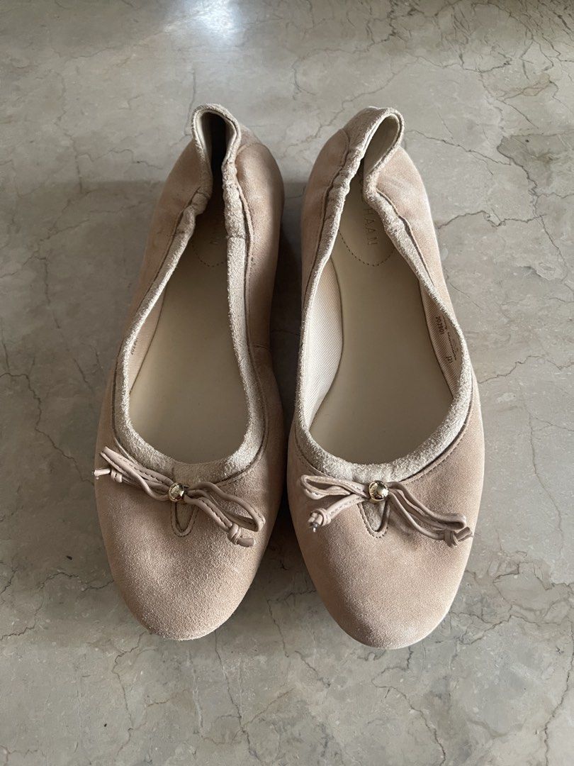 Cole Haan Suede Ballet Flats (Category: Flats & Sandals) located in San Juan City. Submitted by rike_ramirez (Listing ID 1466394864, Image 1). Description: Original and authentic, purchased in the USA Cole Haan Never used - Style: Suede ballet flats with slip-on design and elasticized topline - Color: Nude - Size: 5.5B - Origin: Made in India - Details: Small toe bow with metallic accent - EXCELLENT CONDITION, clean insoles and soles.