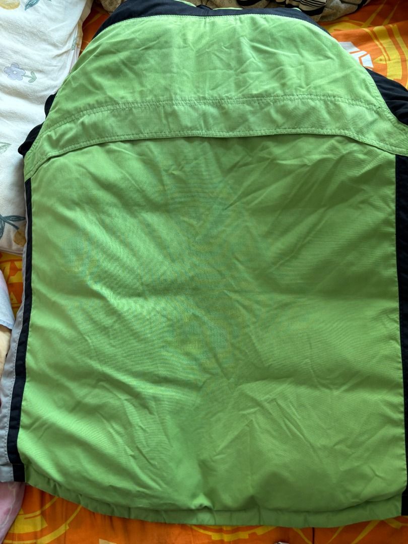 Columbia Vertex Green Outdoor Jacket - Price negotiable 價錢可議 （分類：外套及戶外衣服）位於 Hong Kong。 由 coolwolf_956226 提交（商品編號 1466340996，圖片 3）。簡介： 雙面羽絨- 中至大碼 可兩面穿～ 新淨，乾淨，無味，多羽毛，鬆鬆 扣子和拉鏈都很好，正常和順暢～ 袋角有少少破，易補 寶琳面交，可議 Bright green Columbia Vertex heavy-duty winter jacket. Features contrast shoulder panels, zipper and snap closures, and a chest pocket. Great for cold weather or hiking. Clean condition.。