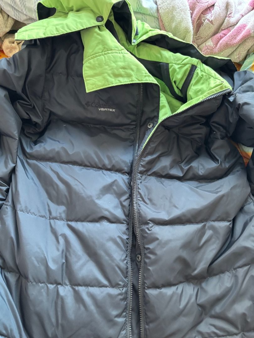 Columbia Vertex Green Outdoor Jacket - Price negotiable 價錢可議 （分類：外套及戶外衣服）位於 Hong Kong。 由 coolwolf_956226 提交（商品編號 1466340996，圖片 4）。簡介： 雙面羽絨- 中至大碼 可兩面穿～ 新淨，乾淨，無味，多羽毛，鬆鬆 扣子和拉鏈都很好，正常和順暢～ 袋角有少少破，易補 寶琳面交，可議 Bright green Columbia Vertex heavy-duty winter jacket. Features contrast shoulder panels, zipper and snap closures, and a chest pocket. Great for cold weather or hiking. Clean condition.。