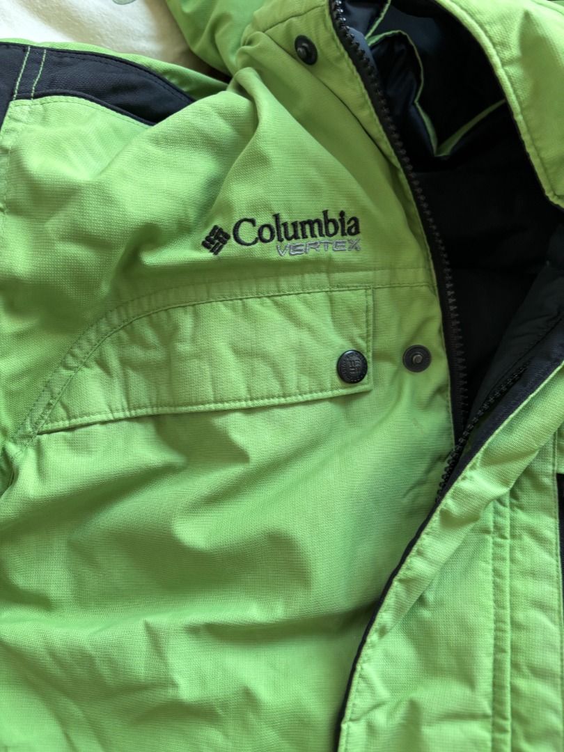 Columbia Vertex Green Outdoor Jacket - Price negotiable 價錢可議 （分類：外套及戶外衣服）位於 Hong Kong。 由 coolwolf_956226 提交（商品編號 1466340996，圖片 1）。簡介： 雙面羽絨- 中至大碼 可兩面穿～ 新淨，乾淨，無味，多羽毛，鬆鬆 扣子和拉鏈都很好，正常和順暢～ 袋角有少少破，易補 寶琳面交，可議 Bright green Columbia Vertex heavy-duty winter jacket. Features contrast shoulder panels, zipper and snap closures, and a chest pocket. Great for cold weather or hiking. Clean condition.。
