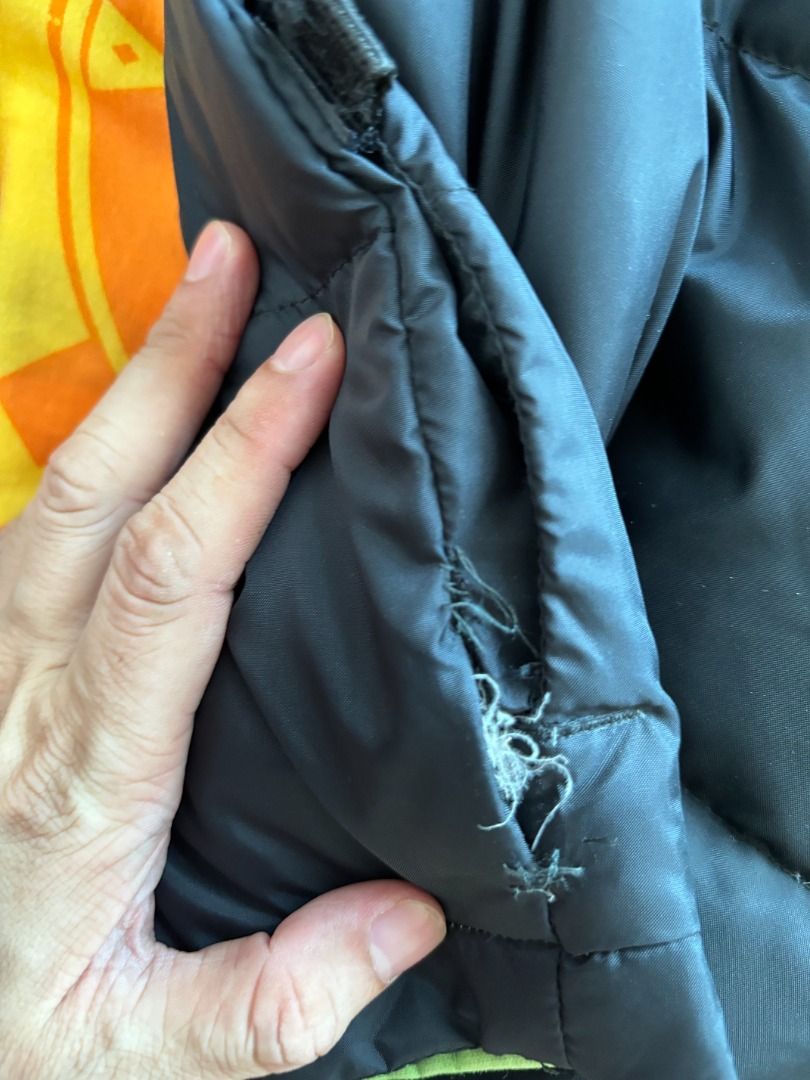 Columbia Vertex Green Outdoor Jacket - Price negotiable 價錢可議 （分類：外套及戶外衣服）位於 Hong Kong。 由 coolwolf_956226 提交（商品編號 1466340996，圖片 5）。簡介： 雙面羽絨- 中至大碼 可兩面穿～ 新淨，乾淨，無味，多羽毛，鬆鬆 扣子和拉鏈都很好，正常和順暢～ 袋角有少少破，易補 寶琳面交，可議 Bright green Columbia Vertex heavy-duty winter jacket. Features contrast shoulder panels, zipper and snap closures, and a chest pocket. Great for cold weather or hiking. Clean condition.。
