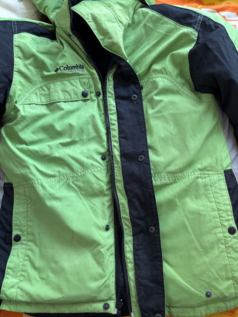 Columbia Vertex Green Outdoor Jacket - Price negotiable 價錢可議 （分類：外套及戶外衣服）位於 Hong Kong。 由 coolwolf_956226 提交（商品編號 1466340996，圖片 2）。簡介： 雙面羽絨- 中至大碼 可兩面穿～ 新淨，乾淨，無味，多羽毛，鬆鬆 扣子和拉鏈都很好，正常和順暢～ 袋角有少少破，易補 寶琳面交，可議 Bright green Columbia Vertex heavy-duty winter jacket. Features contrast shoulder panels, zipper and snap closures, and a chest pocket. Great for cold weather or hiking. Clean condition.。