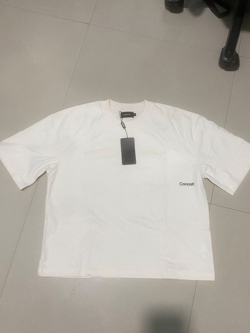 CONCEIT TOFU TEE (Category: Tshirts & Polo Shirts ) located in Quezon City. Submitted by mystic_dionson (Listing ID 1466353822, Image 2). Description: - L on tag - di pa nagagamit, naka stuck lang sa damitan - good condition 📌QC Loc.