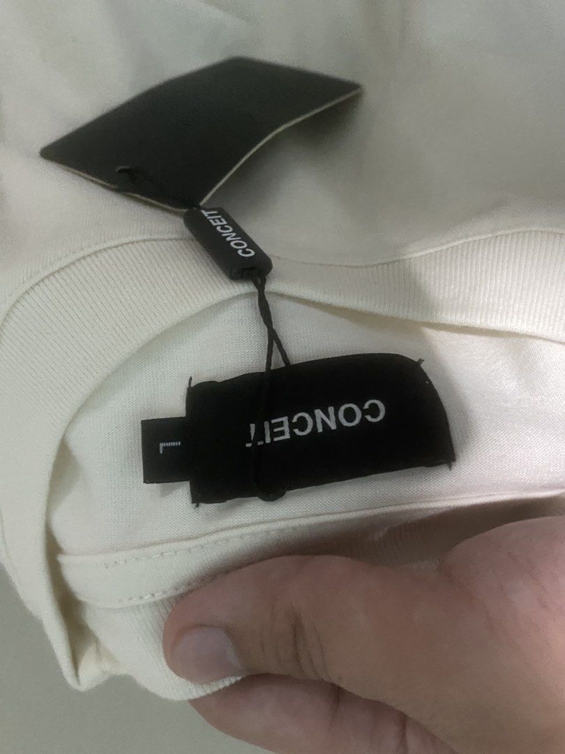 CONCEIT TOFU TEE (Category: Tshirts & Polo Shirts ) located in Quezon City. Submitted by mystic_dionson (Listing ID 1466353822, Image 3). Description: - L on tag - di pa nagagamit, naka stuck lang sa damitan - good condition 📌QC Loc.