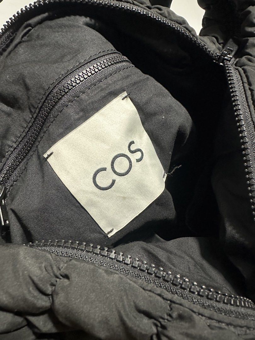 COS (Category: Shoulder Bags) located in Valenzuela. Submitted by wytepicks (Listing ID 1466368281, Image 3). Description: COS puffed Bag Large Good Condition Authentic.