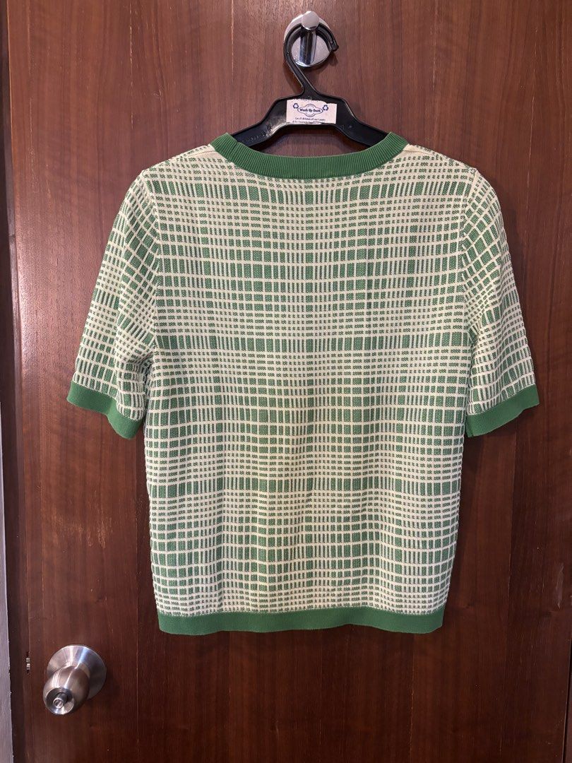 COS Green & White Pattern Short Sleeve Knit Top (Category: Blouses) located in Muntinlupa City. Submitted by juliegarcia (Listing ID 1466440996, Image 2). Description: 🚢 Shipping fee not included. 💸 Price negotiable. 💌 DM for more photos & info. .