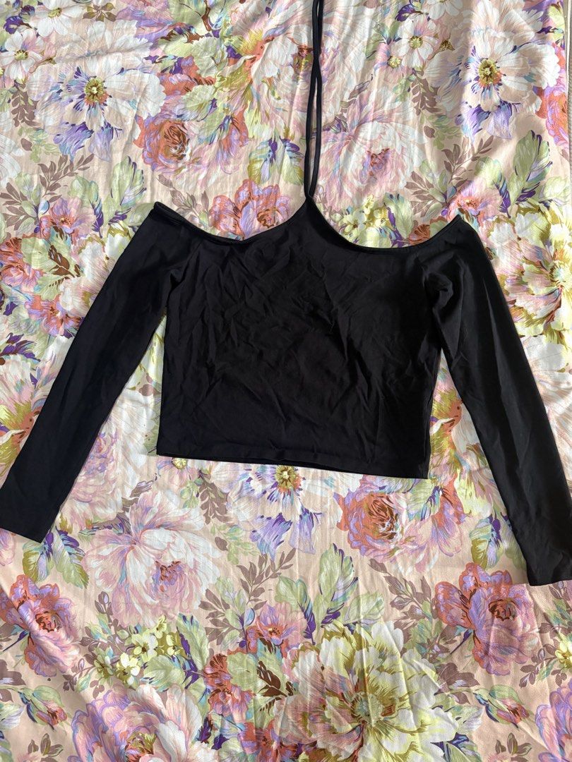 Cotton On Black Off-Shoulder Halter Top Size M (Category: Sleeveless) located in Paranaque City. Submitted by delikaite (Listing ID 1466415157, Image 1). Description: - Brand: Cotton On - Size: M (Made in Bangladesh) - Color: Black - Material: Cotton with good stretch - Design: Halter neck strap with cold-shoulder cutouts.