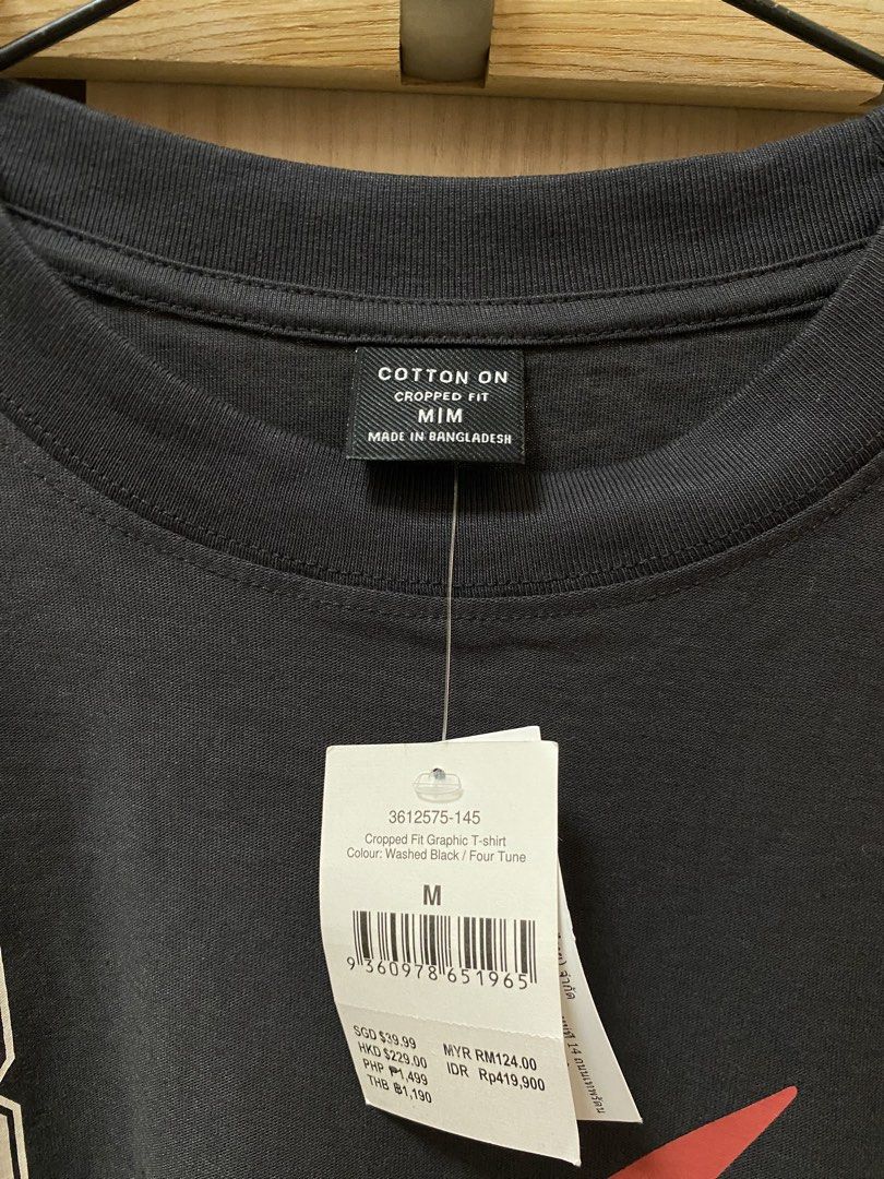 Cotton On Cropped Fit Graphic T-shirt Washed Black （分類：運動服裝）位於 Hong Kong。 由 true_cancer23 提交（商品編號 1466399155，圖片 4）。簡介： Cotton On cropped fit graphic tee in washed black. Bold Endline Performance red print on front, large number 8 graphic on back. Size M, 100 percent cotton. Brand new with original retail tags attached, never worn.。