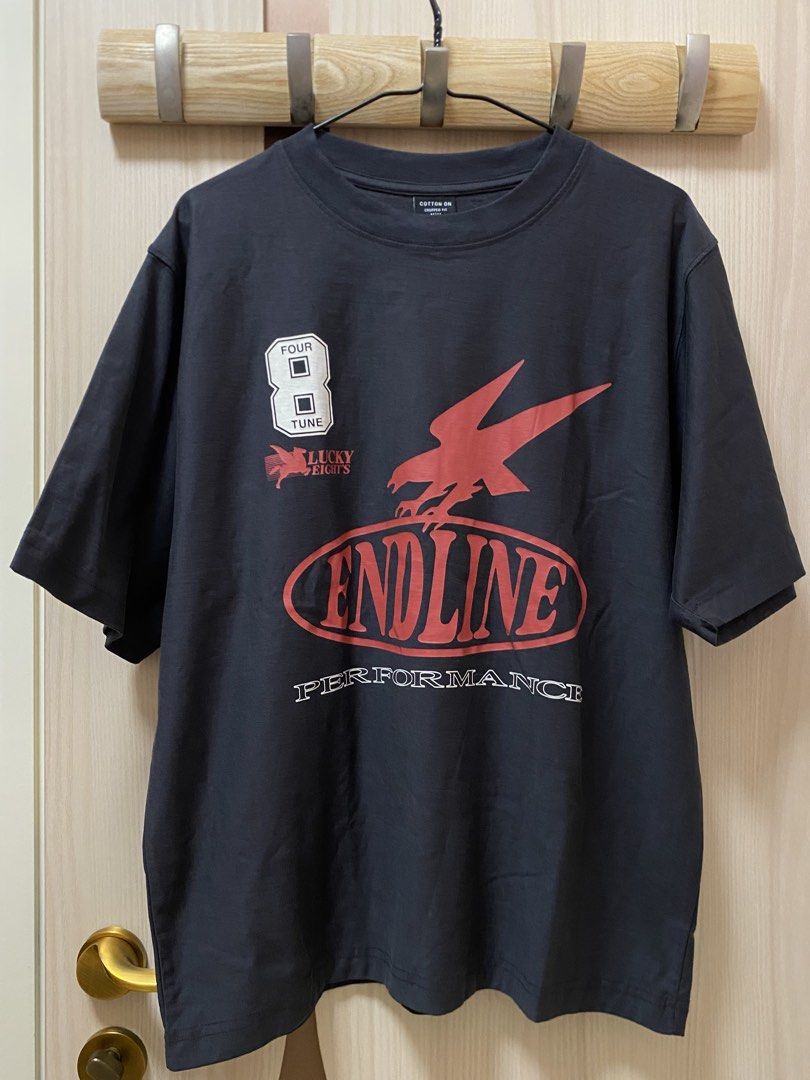 Cotton On Cropped Fit Graphic T-shirt Washed Black （分類：運動服裝）位於 Hong Kong。 由 true_cancer23 提交（商品編號 1466399155，圖片 2）。簡介： Cotton On cropped fit graphic tee in washed black. Bold Endline Performance red print on front, large number 8 graphic on back. Size M, 100 percent cotton. Brand new with original retail tags attached, never worn.。