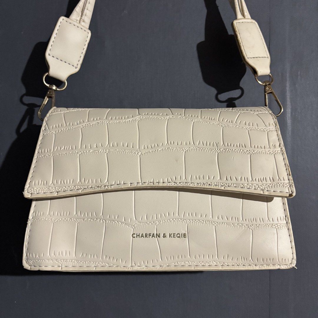 Cream Shoulder Bag (Category: Shoulder Bags) located in Tanjay. Submitted by febmarie (Listing ID 1466461995, Image 1). Description: .