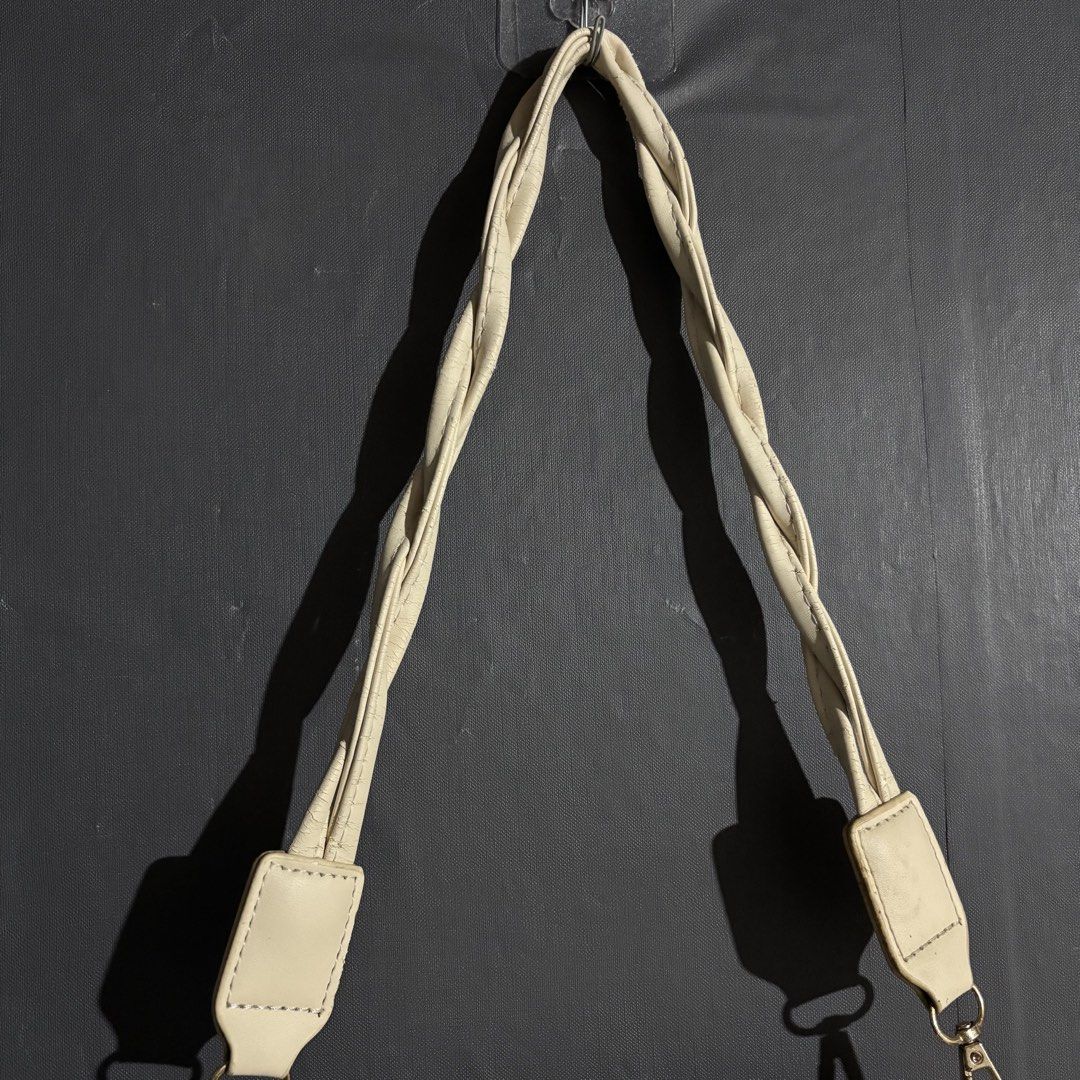 Cream Shoulder Bag (Category: Shoulder Bags) located in Tanjay. Submitted by febmarie (Listing ID 1466461995, Image 2). Description: .