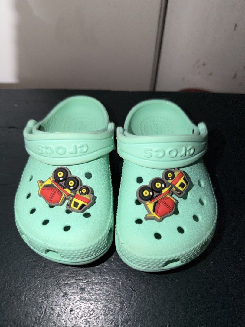 CROCS C6 (Category: Babies & Kids Fashion) located in Caloocan City. Submitted by amethystlove14 (Listing ID 1466384059, Image 1). Description: Crocs C6”.