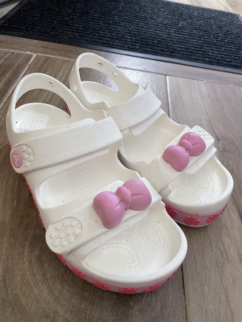 Crocs Sandals (Category: Babies & Kids Fashion) located in Manila. Submitted by kylaaaaa_ (Listing ID 1466357725, Image 1). Description: unused, was stored only bought from crocs store in sm batangas.