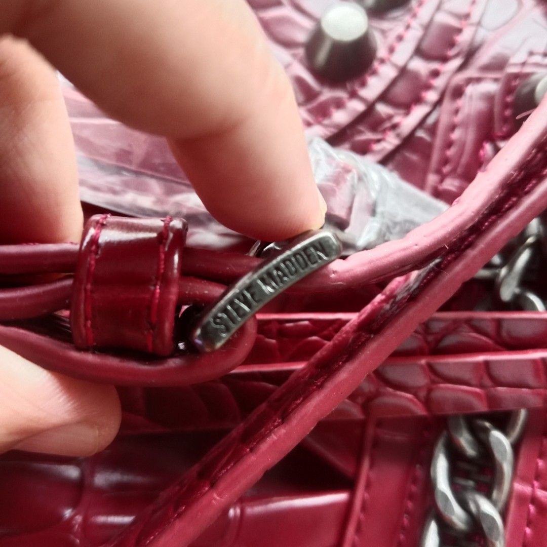 crossbody bag (maroon) (Category: Cross-body Bags) located in Manila. Submitted by mamapards17 (Listing ID 1466562204, Image 3). Description: .
