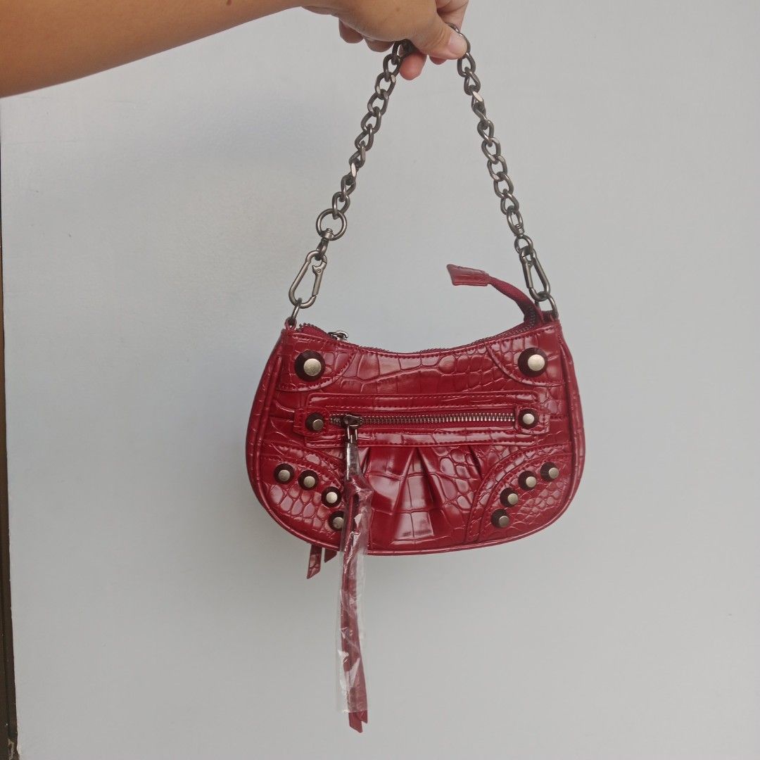 crossbody bag (maroon) (Category: Cross-body Bags) located in Manila. Submitted by mamapards17 (Listing ID 1466562204, Image 2). Description: .
