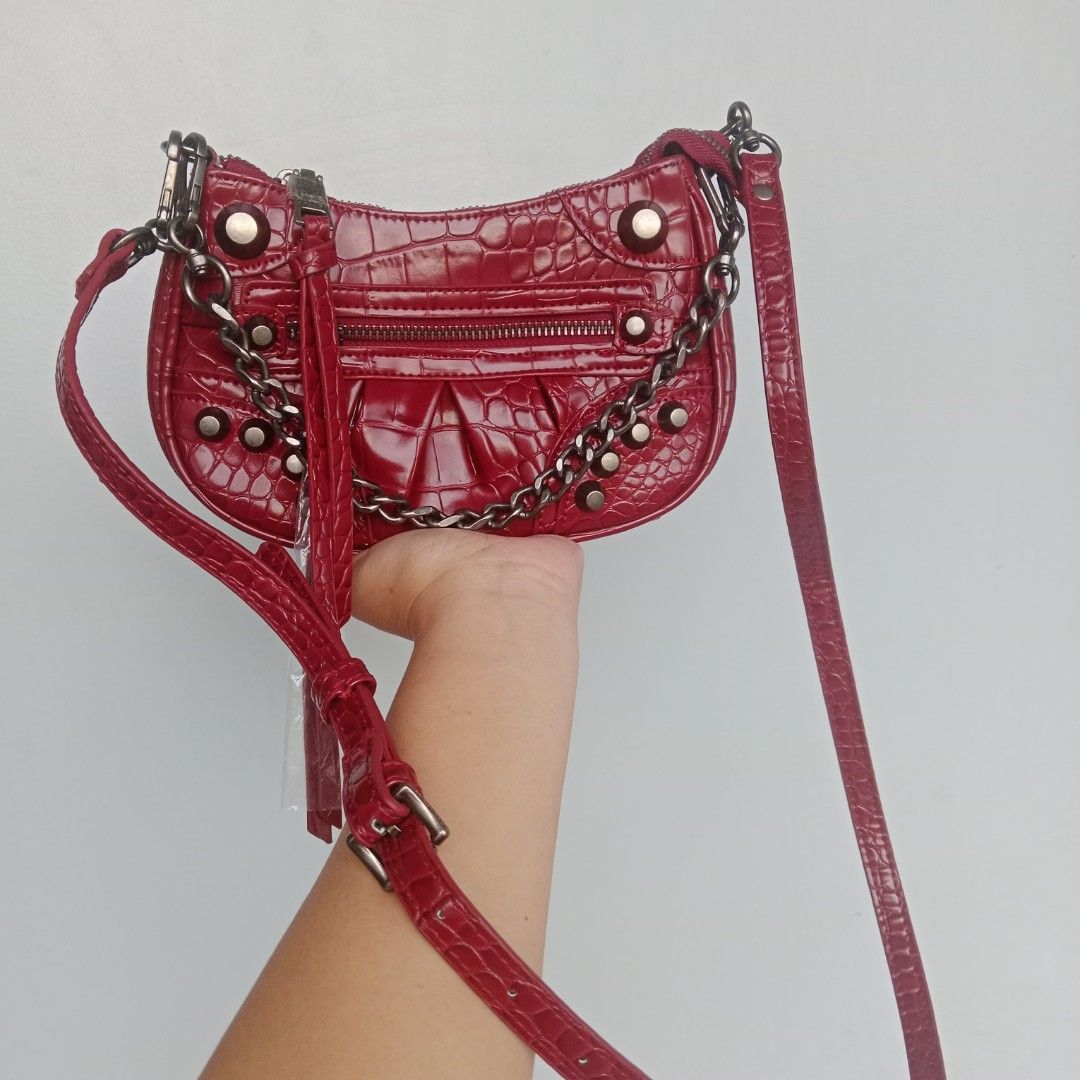 crossbody bag (maroon) (Category: Cross-body Bags) located in Manila. Submitted by mamapards17 (Listing ID 1466562204, Image 1). Description: .