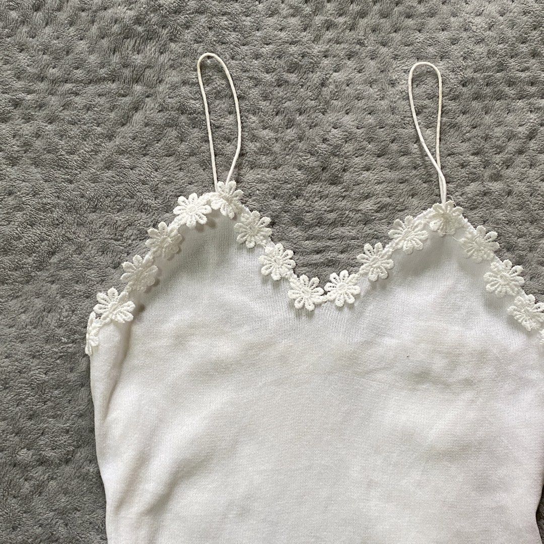 Cute Flower top (Category: Sleeveless) located in Ajuy. Submitted by savvyclassics (Listing ID 1466352937, Image 2). Description: xs to s min discoloration on strap.