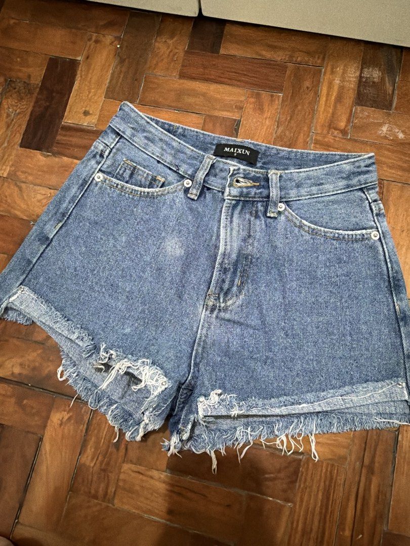 Denim Shorts Size S (Category: Shorts) located in Manila. Submitted by wearagainfinds (Listing ID 1466400914, Image 1). Description: - Brand: MAIXUN - Size: Small - Style: High-waisted denim shorts with raw frayed hem - Details: Front button and zipper fly, belt loops, classic five-pocket setup with metal rivets - Wash: Medium wash with a worn-in look - Condition: Great casual piece, easy to style with basic tees or tanks.