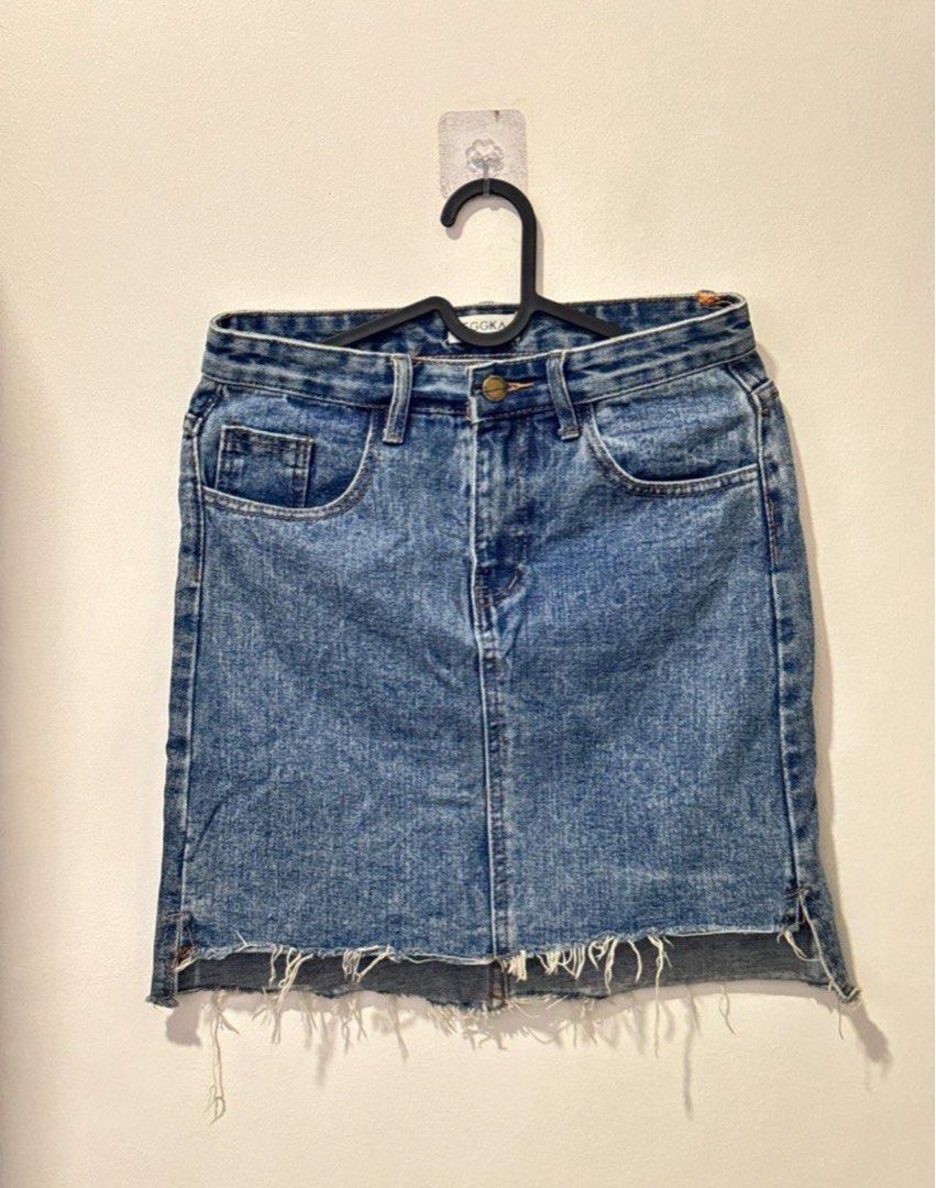 Denin Skirts (Category: Skirts) located in Manila. Submitted by xmagic.shopx (Listing ID 1466554994, Image 3). Description: 1. 26-27 inches 2. 25-26 inches 3. 26-27 inches.