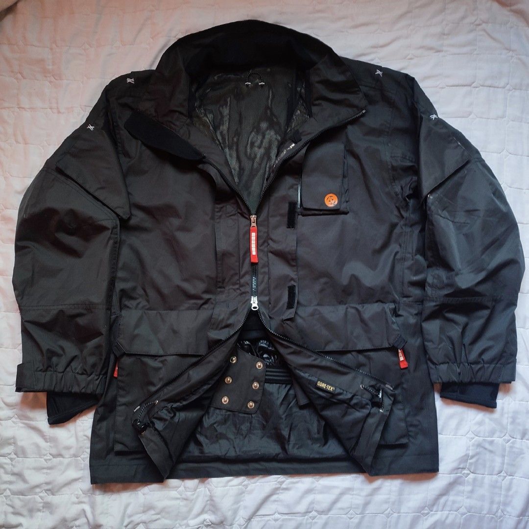 DESCENTE Black Utility Field Jacket | Multi-Pocket Tech Jacket (Category: Coats, Jackets and Outerwear) located in Santa Cruz. Submitted by oreosthrift.co (Listing ID 1466427524, Image 3). Description: PRELOVED CLOTHING † handpicked & carefully selected quality pieces • affordable prices DM to claim 📩.