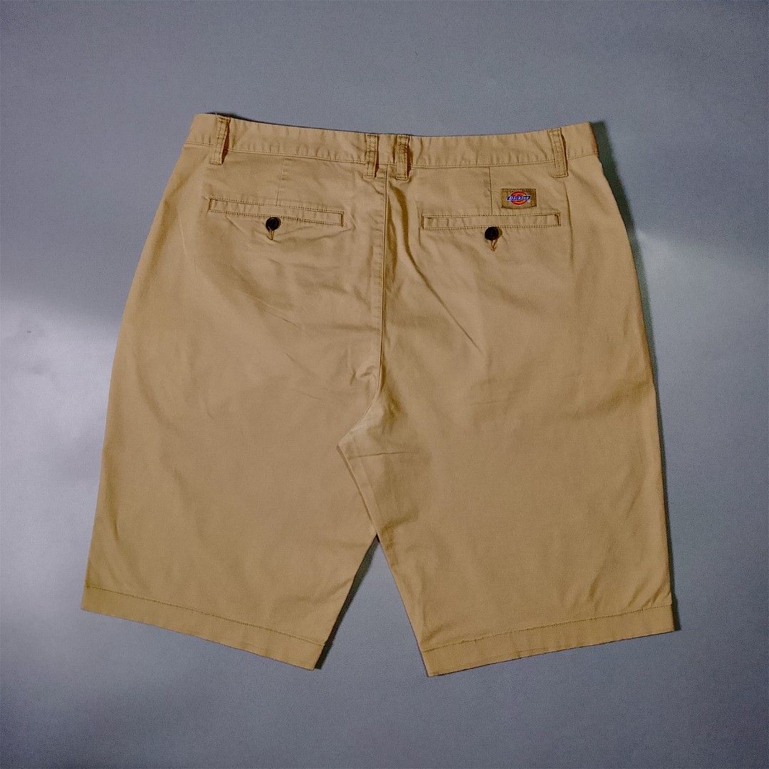 Dickies Double Patch (Category: Shorts) located in Taguig. Submitted by 8kthrifter (Listing ID 1466505658, Image 2). Description: ▪️Waist: 36 ▪️Length: 21.5 almost 22 ▪️Thigh: 14 ▪️Leg Opening: 10.5 ▪️Color rate: 9.5/10 ▪️Issue: sign of usage di ganon kalala ( see last photo) ▪️Excellent Condition.