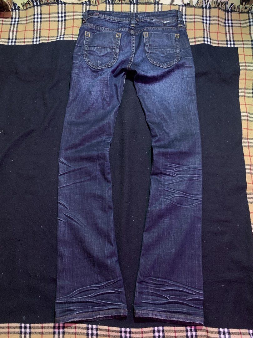 Diesel Heeven Jeans Size 26x32 (Category: Jeans) located in Cagayan de Oro. Submitted by chabermz (Listing ID 1466480021, Image 2). Description: - Brand: Diesel Heeven - Size: W26 L32 - Wash: Dark denim with whiskering and honeycombs - Details: Branded hardware, contrast stitching, and embroidered back pockets - Condition: Brand new with tag attached inside the waistband Dimes Width- 28 Thigh- 9 Length- 39.5 hem- 7.5.