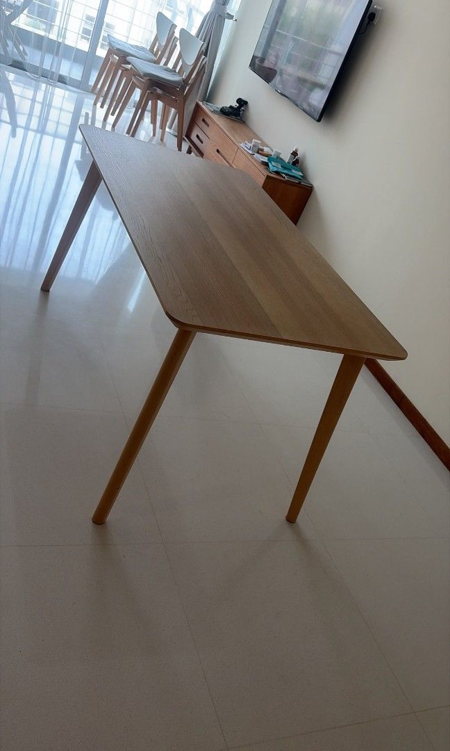 dining table (Category: Tables & Sets) located in Singapore. Submitted by roy0065 (Listing ID 1466395101, Image 1). Description: .