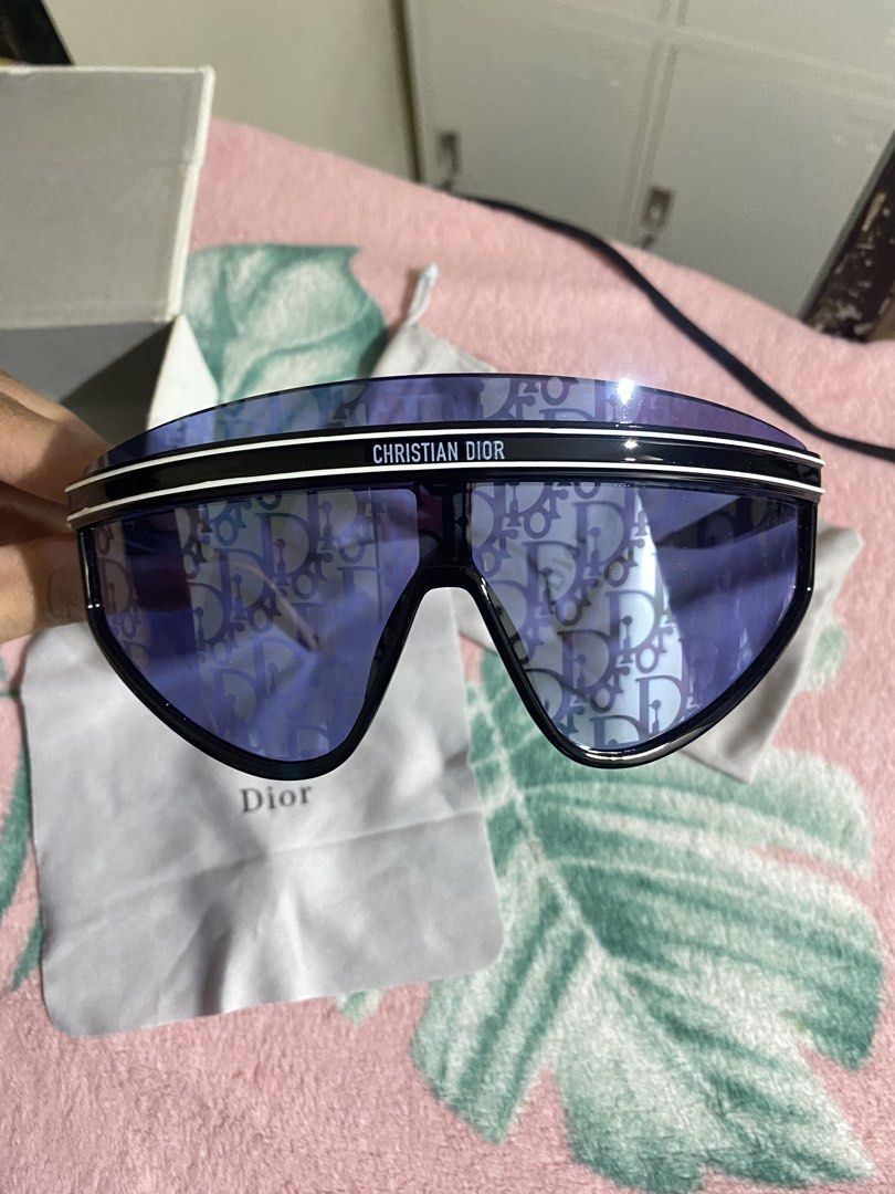 Dior Diorclub M1U (Category: Luxury Accessories) located in Manila. Submitted by jaxshed (Listing ID 1466528367, Image 1). Description: Selling my Authentic Dior DiorClub M1U Condition: 8.5/10 - Nakatago lang, no scratches sa lens but sa word na chistian dior mag scratch ang “O” pero hindi naman pansin Details: Faint na engraving sa arm pero readable pa. Lens: Dior Oblique pattern visible sa light Inclusions: Dior box + Dior cleaning cloth Note: 
