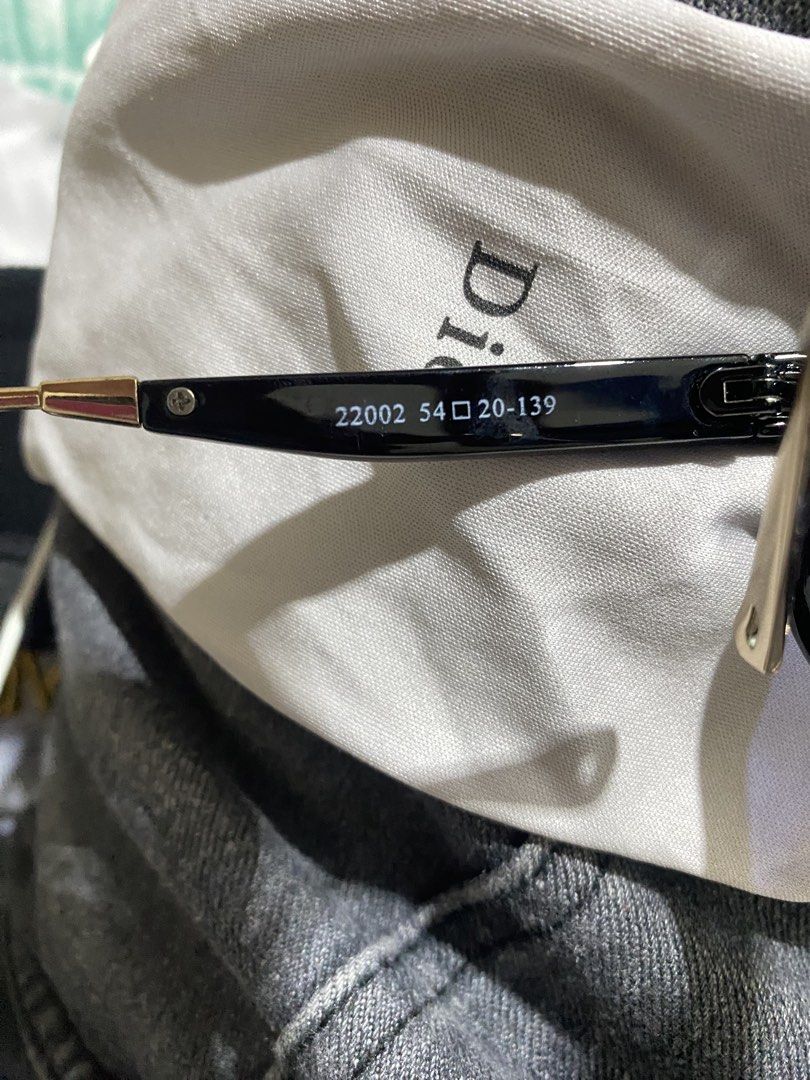 Dior Diorclub M1U (Category: Luxury Accessories) located in Manila. Submitted by jaxshed (Listing ID 1466528367, Image 2). Description: Selling my Authentic Dior DiorClub M1U Condition: 8.5/10 - Nakatago lang, no scratches sa lens but sa word na chistian dior mag scratch ang “O” pero hindi naman pansin Details: Faint na engraving sa arm pero readable pa. Lens: Dior Oblique pattern visible sa light Inclusions: Dior box + Dior cleaning cloth Note: 