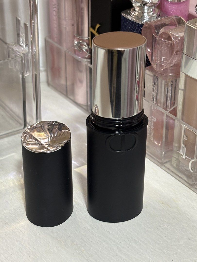 Dior Forever Skin Contour Stick (Category: Makeup) located in Pasay City. Submitted by keynbloom (Listing ID 1466410026, Image 2). Description: fixed price swatched only RFS: preferred shade 01 light.