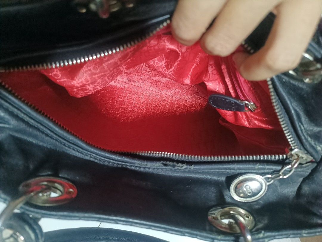 Dior Handbag (Category: Luxury Bags & Wallets) located in Cebu City. Submitted by elen30abalo (Listing ID 1462348294, Image 2). Description: .