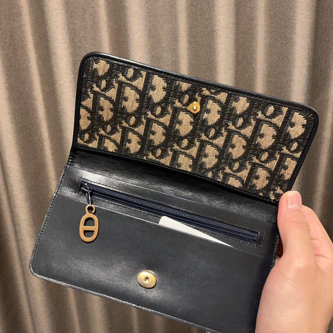 Dior long wallet (Category: Luxury Bags & Wallets) located in Quezon City. Submitted by hintstreet (Listing ID 1466513456, Image 3). Description: .