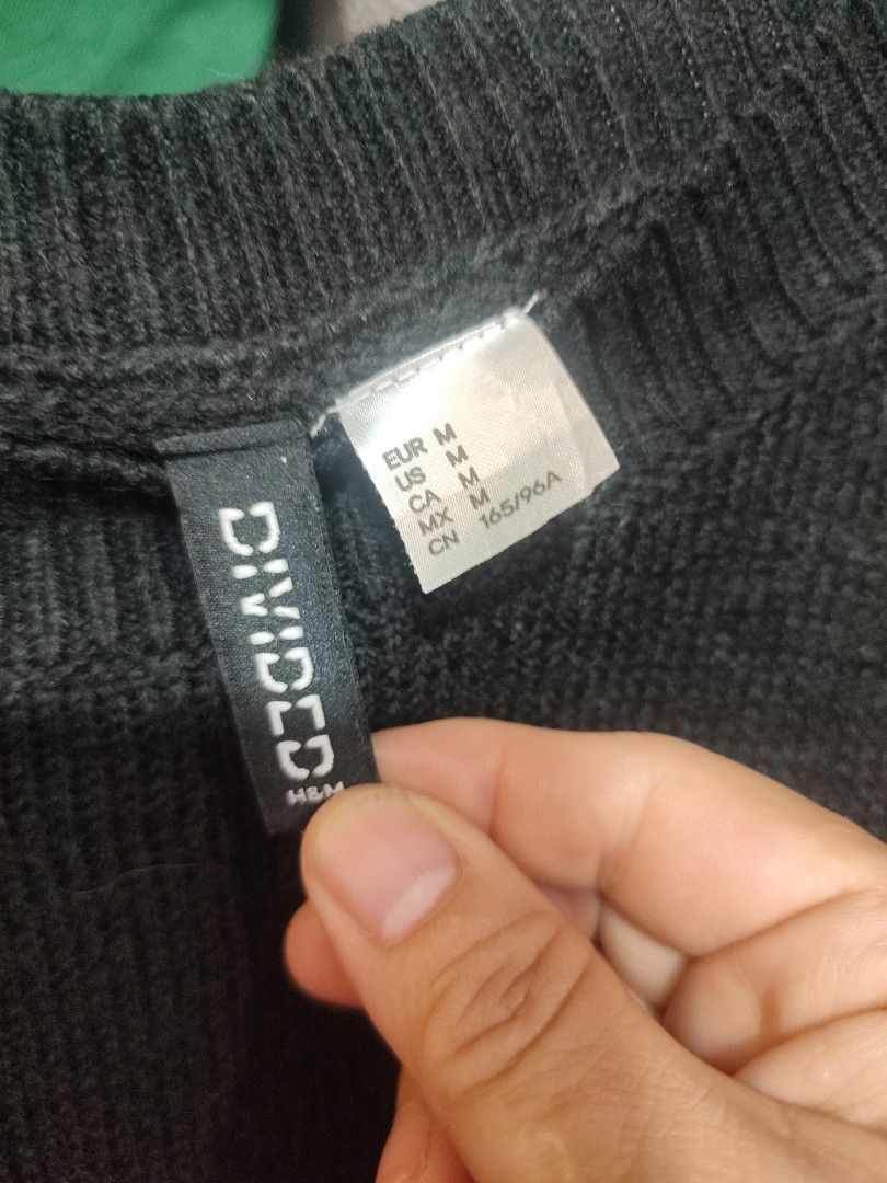 Divided Black Sweater with Pink Heart Graphic (Category: Longsleeves) located in Manila. Submitted by momofunodos (Listing ID 1460198780, Image 3). Description: ALL ITEMS ARE PRE-LOVED ✅Bale source. ✅Ukay thrifted. ✅Manage your expectations these are ukay.( dont expect crispy as new) ✅ Colors may different in person due to camera lens and lights. ✅ There's a sign of usage in every item ✅ Small stain washable stain are normal in ukay we do not con