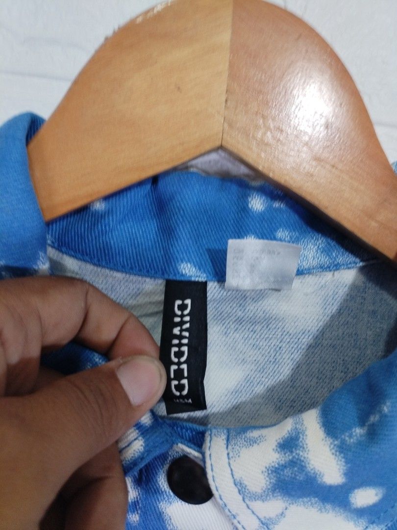Divided H&M Blue Tie Dye Button Up Shirt (Category: Tshirts & Polo Shirts ) located in Davao. Submitted by salupannino2016-98573 (Listing ID 1466455347, Image 3). Description: DIVIDED H&M OVERSIZED TYE DIE BUTTONDOWN L/SLEEVE SMALL ON TAG /MEN'S WIDTH.. 22 LENGTH..30 LIKE NEW 780/SHIPPED TNX ADMIN..☺.