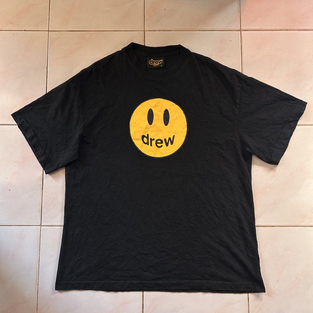 Drew house short sleeve tee 🔥 (Category: Tshirts & Polo Shirts ) located in Jinoba-an. Submitted by eegiboy (Listing ID 1466415972, Image 1). Description: - Brand: Drew House - Color: Black with yellow smiley face logo - Size: Large (relaxed fit) 22/28 - Material: Comfortable, high-quality cotton - Details: Woven inner collar label and brand tags attached - DM for inquiries or measurements Excellent condition 650plussf Dm me if interested thanky