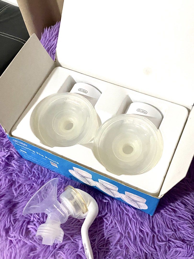 dr.isla EB29D Wearable Breast Pump Set (Category: Breastfeeding & Bottle Feeding) located in Quezon City. Submitted by macastillo1998 (Listing ID 1466560357, Image 1). Description: Dr.Isla EB29D wearable electric breast pump double set. Includes two pump motors, collection cups, flanges, milk collection bowls, valves, and original packaging box. Wireless and hands-free design. Multiple optional modes and suction levels for comfortable pumping ses