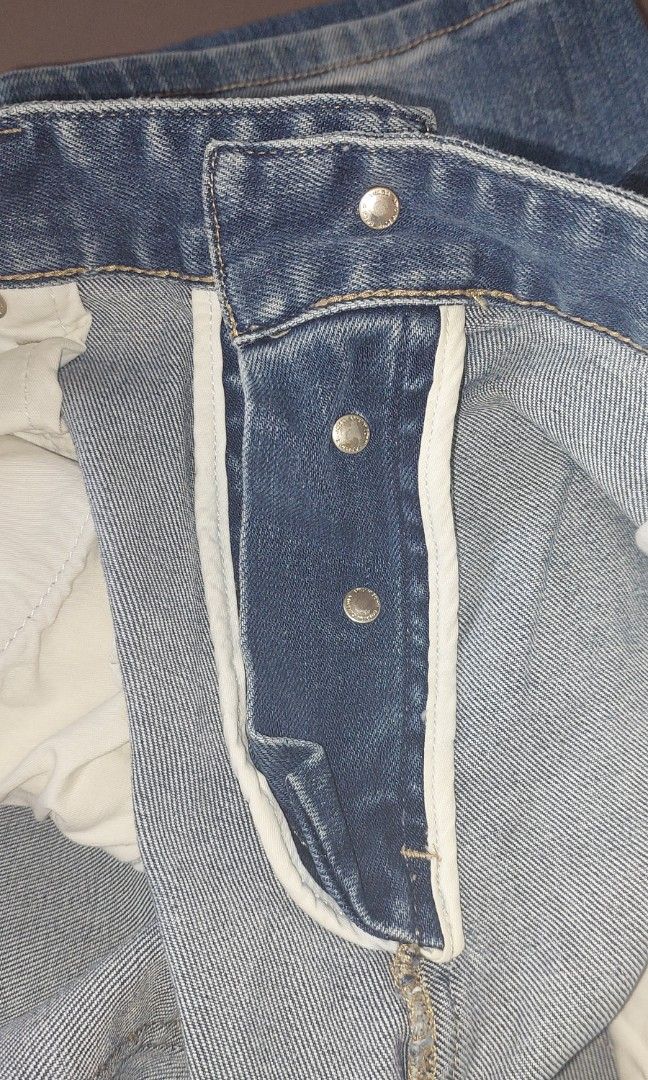 🔥Dsquared2 blue denim jeans🔥 (Category: Activewear) located in Pozorrubio. Submitted by infinite_grind_0.1 (Listing ID 1466422435, Image 3). Description: Dsquared2 blue denim jeans Leather Logo Patch On tape W36 L 44 Hem 7 Inseam 32.