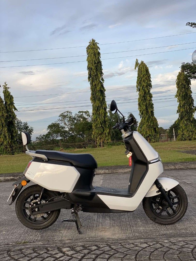 Ecooter EH2 (Category: Motorbikes for Sale) located in Malabon City. Submitted by cjdsantos (Listing ID 1466482066, Image 1). Description: Ecooter EH2 RFS: May bagong ebike Specs: • Motor: 2,500 W (3.4 hp) electric center motor • Torque: 30/120 Nm • Top Speed: 70 km/h • Maximum Range: Up to 90–100 km per charge • Battery Type: 60V 32Ah lead-acid battery Has smart and sport modes, Cruise control and app connectivity. Selling for 47k. Slightly nego