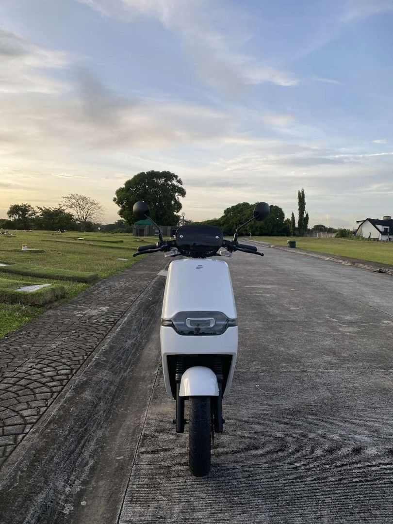Ecooter EH2 (Category: Motorbikes for Sale) located in Malabon City. Submitted by cjdsantos (Listing ID 1466482066, Image 3). Description: Ecooter EH2 RFS: May bagong ebike Specs: • Motor: 2,500 W (3.4 hp) electric center motor • Torque: 30/120 Nm • Top Speed: 70 km/h • Maximum Range: Up to 90–100 km per charge • Battery Type: 60V 32Ah lead-acid battery Has smart and sport modes, Cruise control and app connectivity. Selling for 47k. Slightly nego