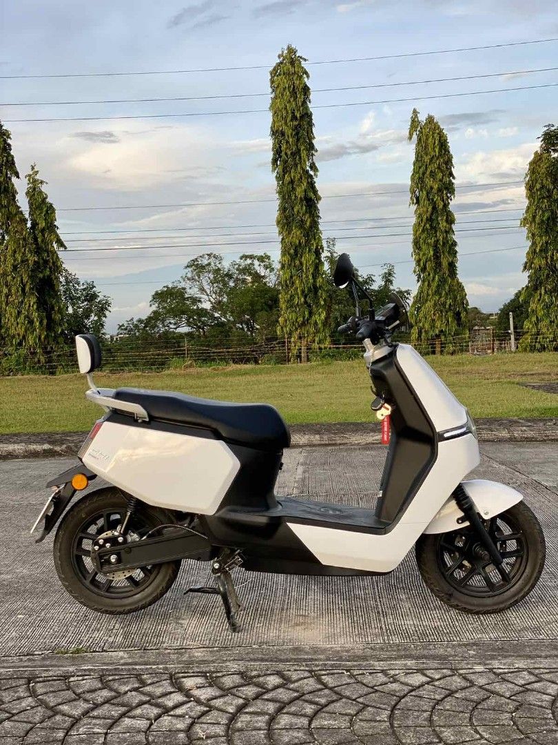 Ecooter EH2 (Category: Motorbikes for Sale) located in Malabon City. Submitted by cjdsantos (Listing ID 1466482066, Image 2). Description: Ecooter EH2 RFS: May bagong ebike Specs: • Motor: 2,500 W (3.4 hp) electric center motor • Torque: 30/120 Nm • Top Speed: 70 km/h • Maximum Range: Up to 90–100 km per charge • Battery Type: 60V 32Ah lead-acid battery Has smart and sport modes, Cruise control and app connectivity. Selling for 47k. Slightly nego